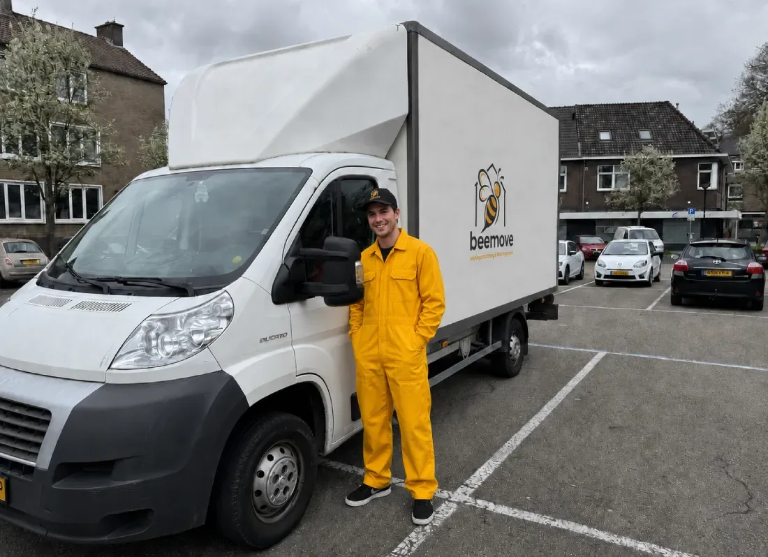 De bestelbus van beemove, klaar voor een woningontruiming in de regio Eindhoven