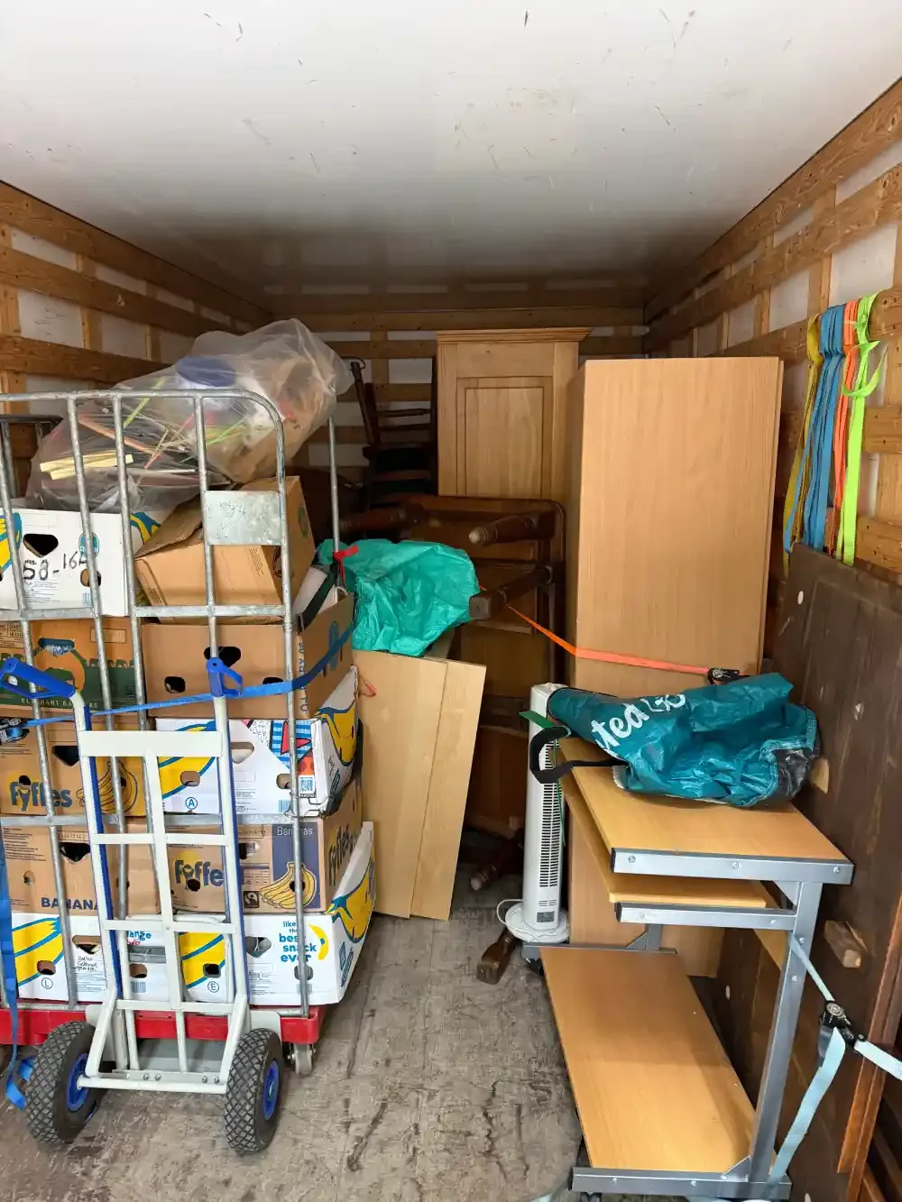 Inboedel met dozen en meubels die door beemove wordt geladen en afgevoerd