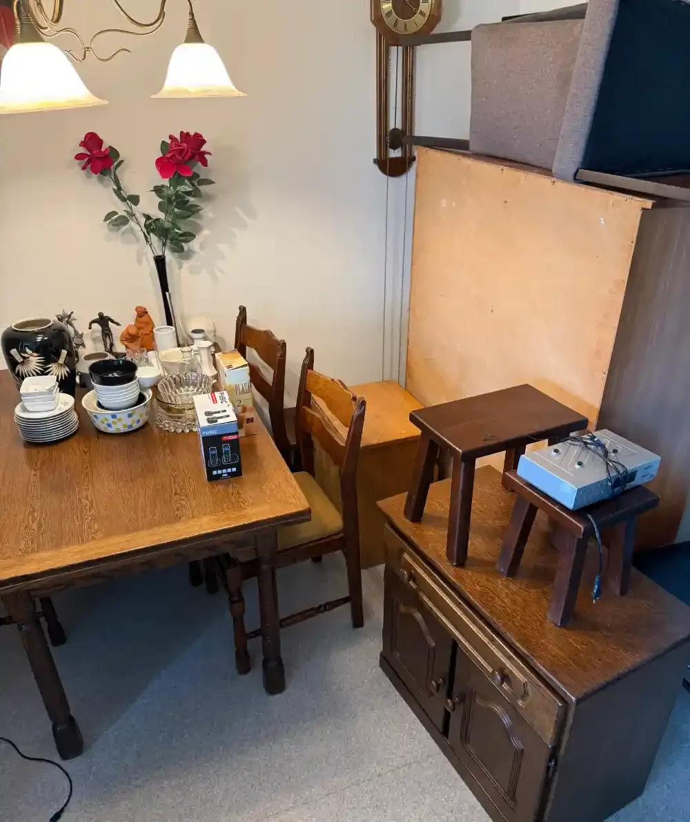 Meubels en huisraad uit een woning die met zorg wordt leeggehaald na een overlijden