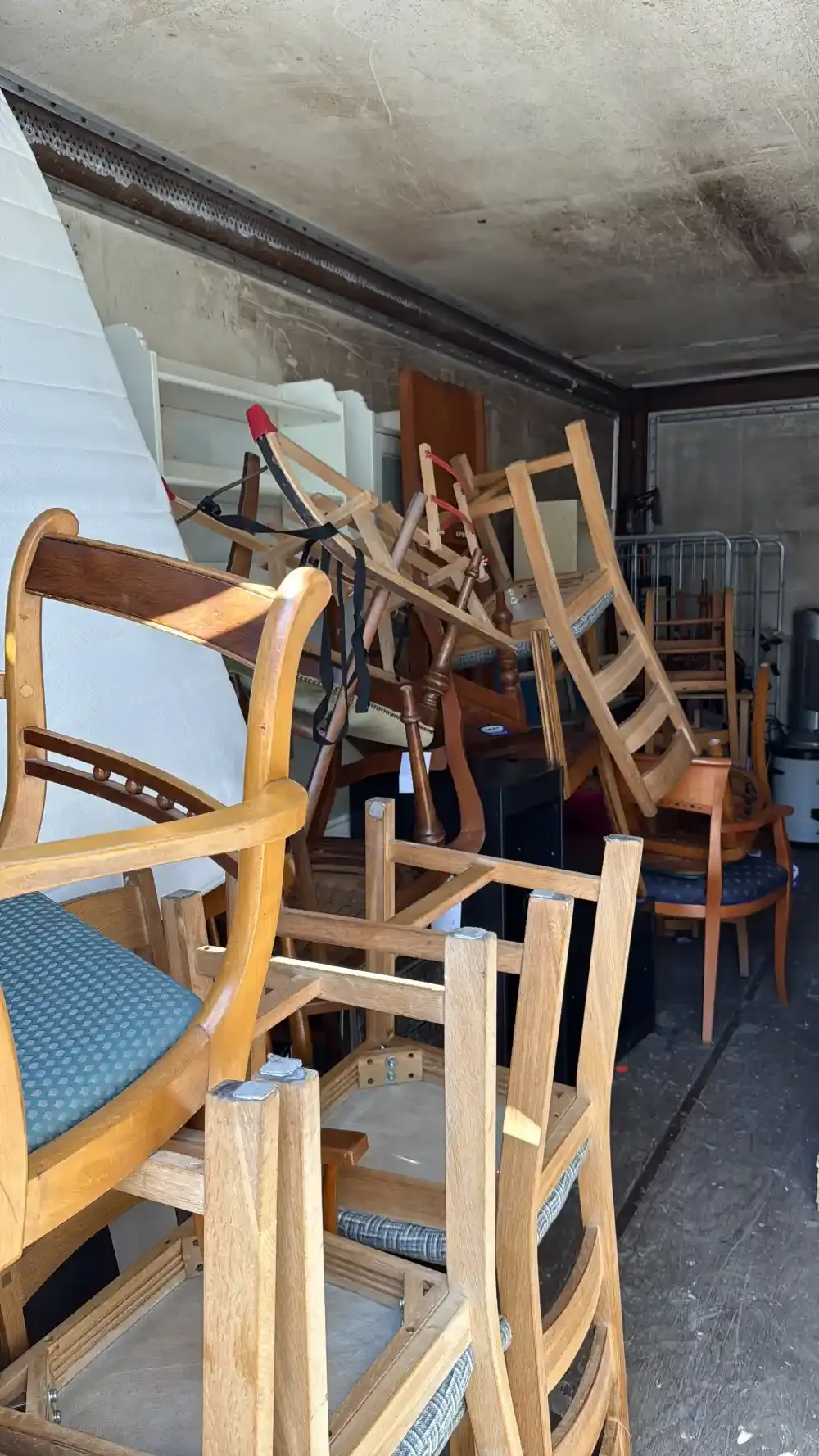 Stoelen uit een ontruiming, gesorteerd voor hergebruik en demontage
