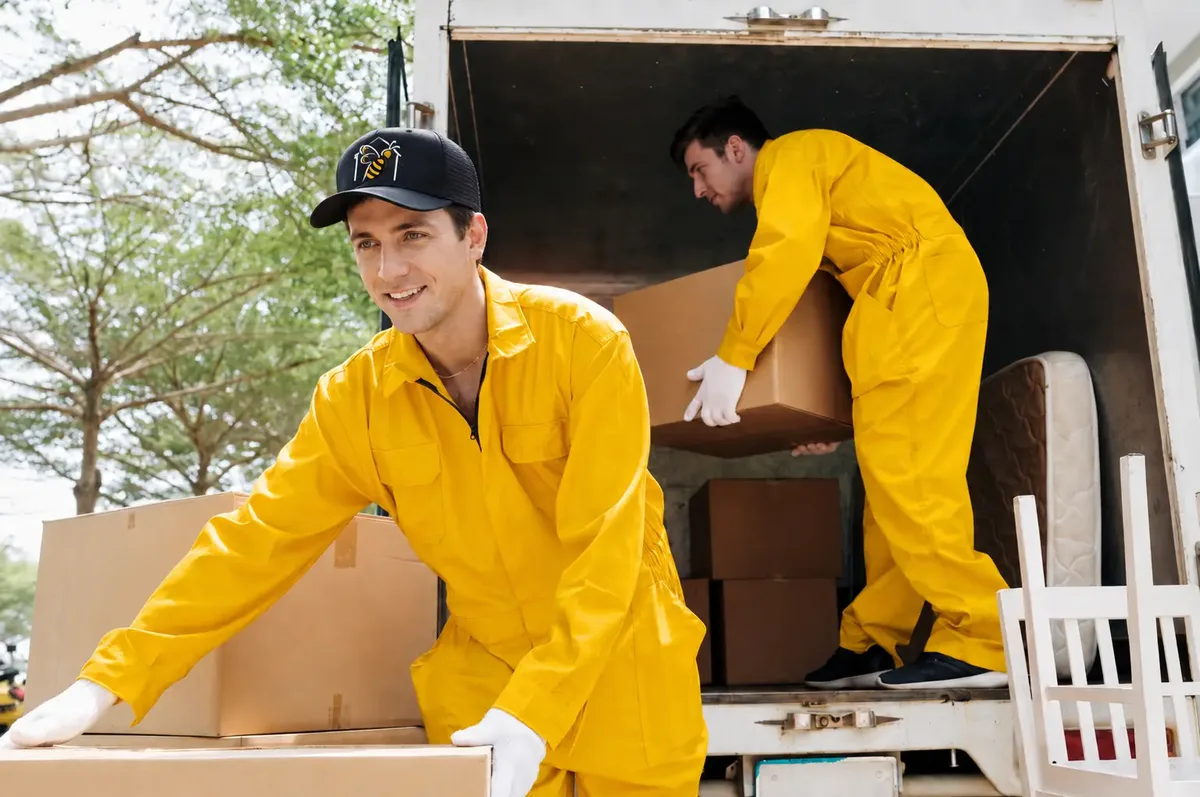 beemove medewerkers laden meubels en dozen in de bestelbus tijdens een woningontruiming